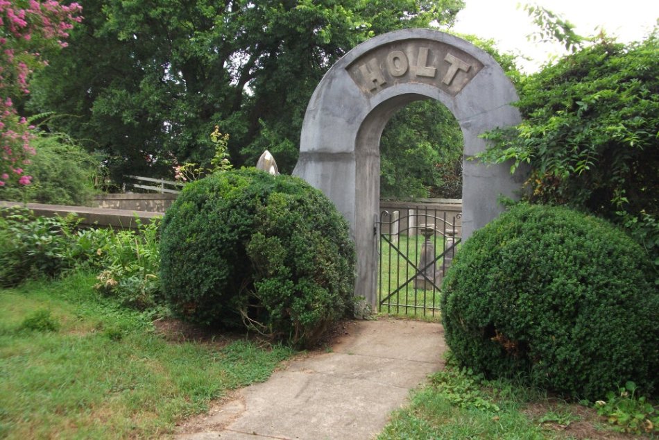 Holt House and Cemetery on Hwy 62